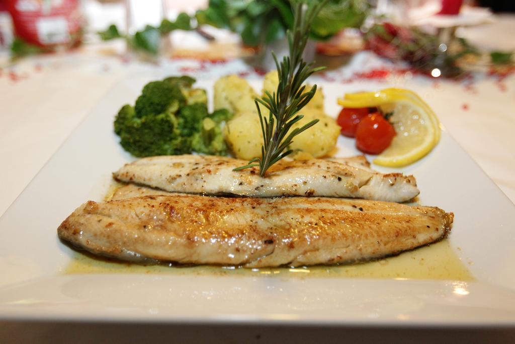 Gasthof Goldener Fisch Lienz Zewnętrze zdjęcie